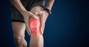 A knee with a highlighted spot in the front indicating pain.